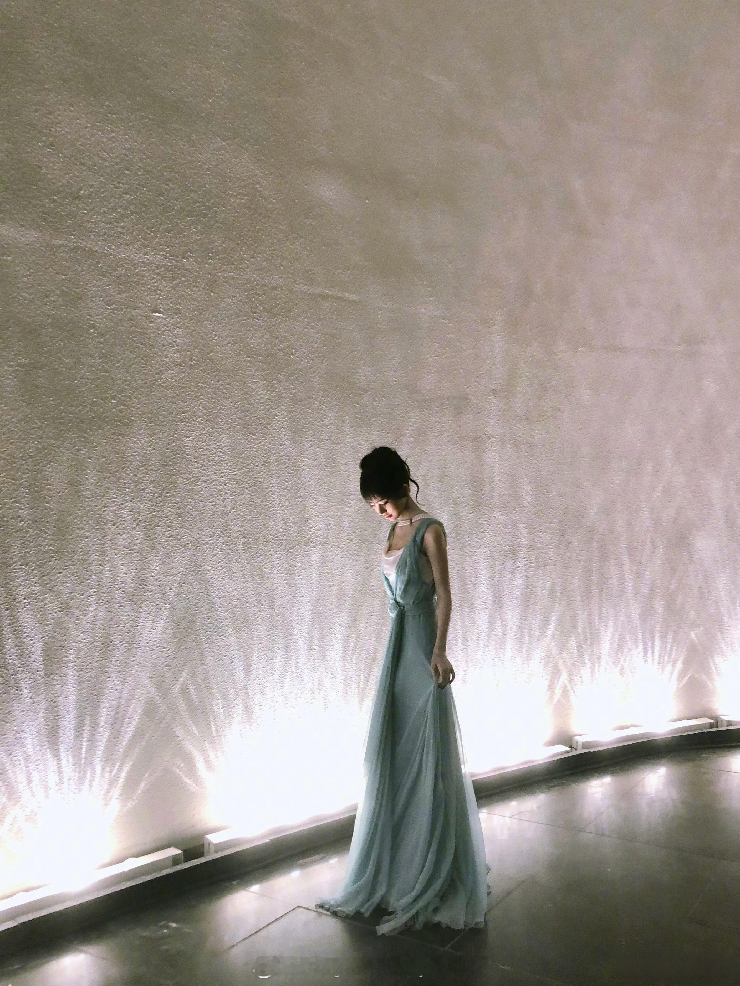 鞠婧祎《万花世界》拍摄路透造型，惊喜上身Alexandre Vauthier 2