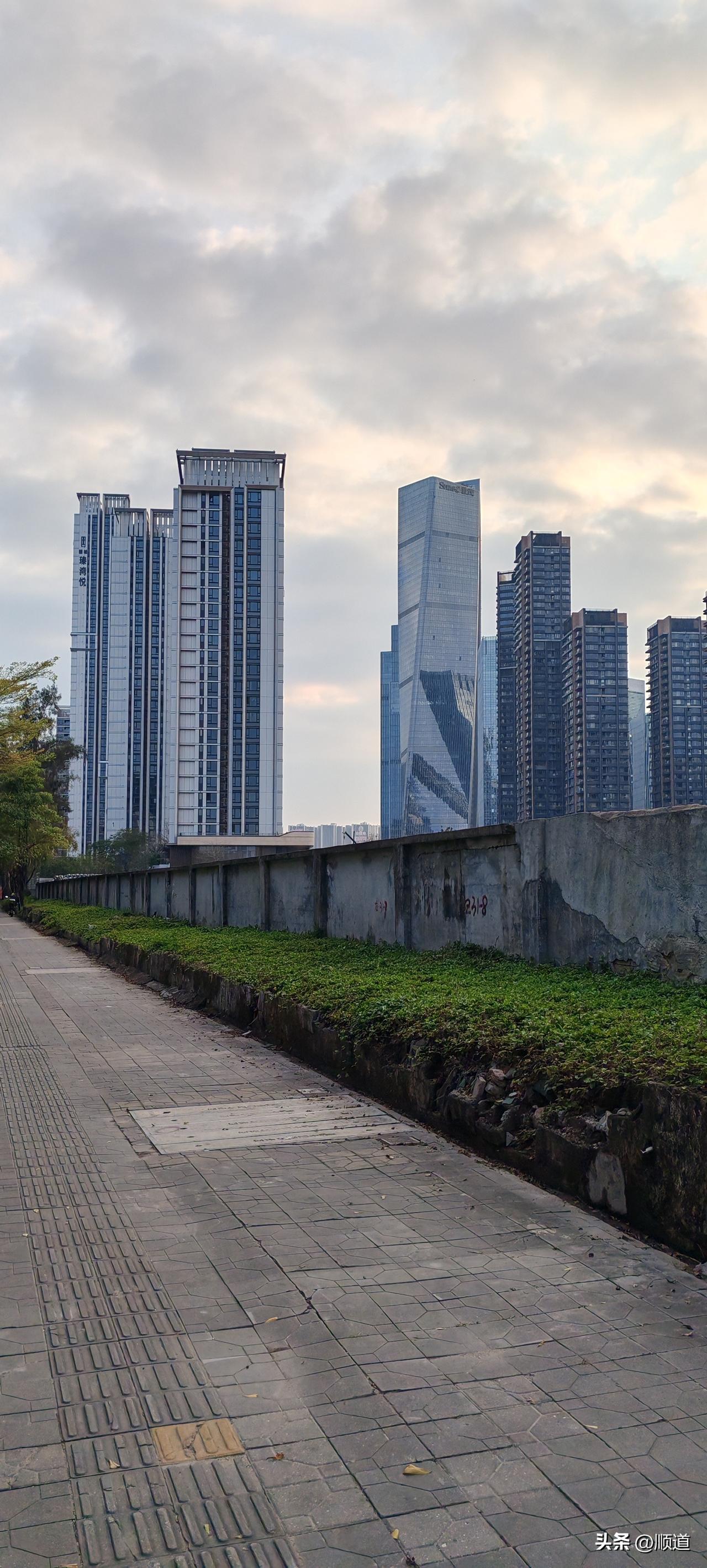 女子二婚嫁了个小她5岁的头婚，孩子归前夫了。
生了俩孩子了，老大才一岁时他老公让