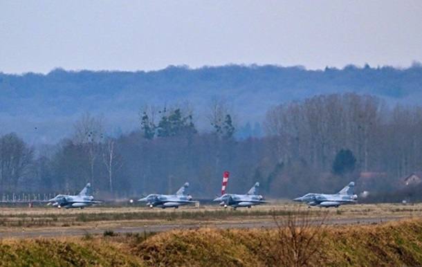 一批法国的Mirage 2000战斗机到了乌克兰。 