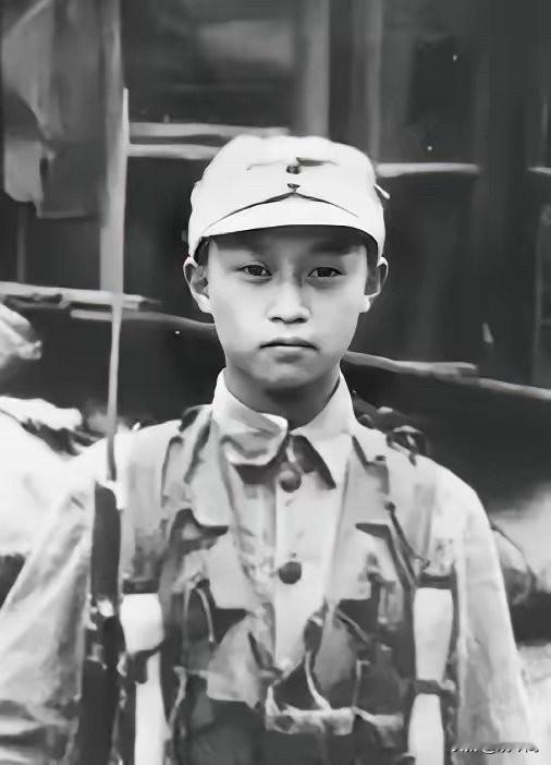 1938年台儿庄，16岁小兵独自摸进失联阵地，用手榴弹炸死6个穿中国军装的鬼子
