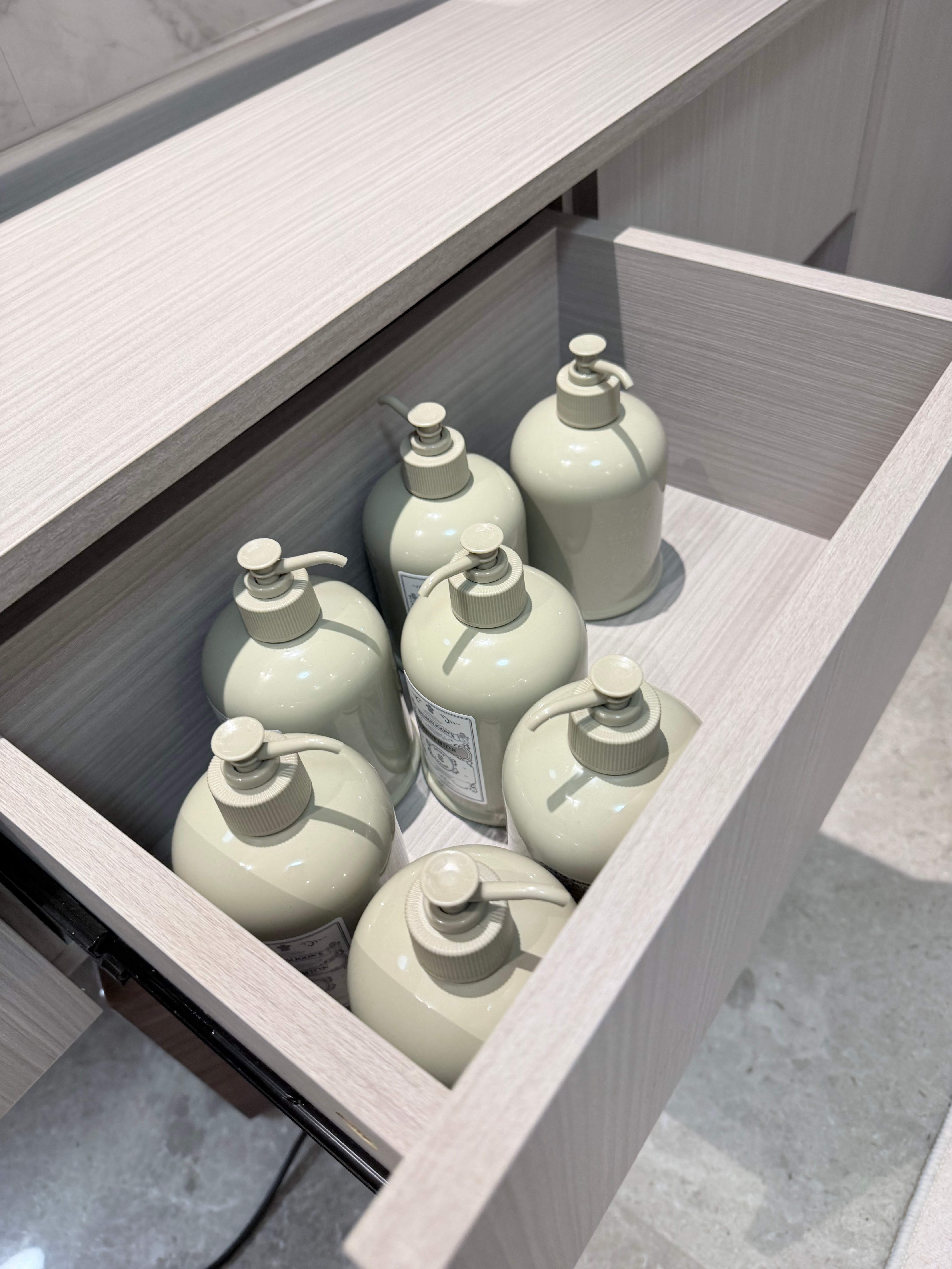 当我遇到喜欢的身体乳 belike 每次经过门店都买两瓶 然后越囤越多 好像快下