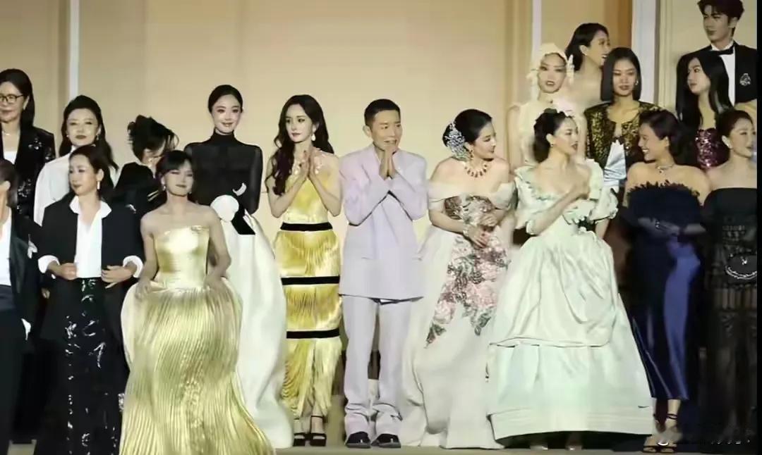 VOGUE盛典之夜，名利场暗流涌动。当其他女星争相以华服博眼球时，刘亦菲却以一袭