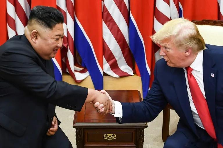 【特朗普在缩减首尔军演规模后暗示与金正恩接触】（法新社）唐纳德·特朗普周一表示，