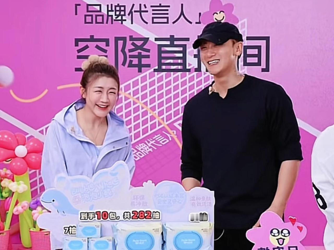 陈梦笑的很开心，山东大女孩，好幸福的模样，真的让人好激动，黄子韬很紧张，这可是见