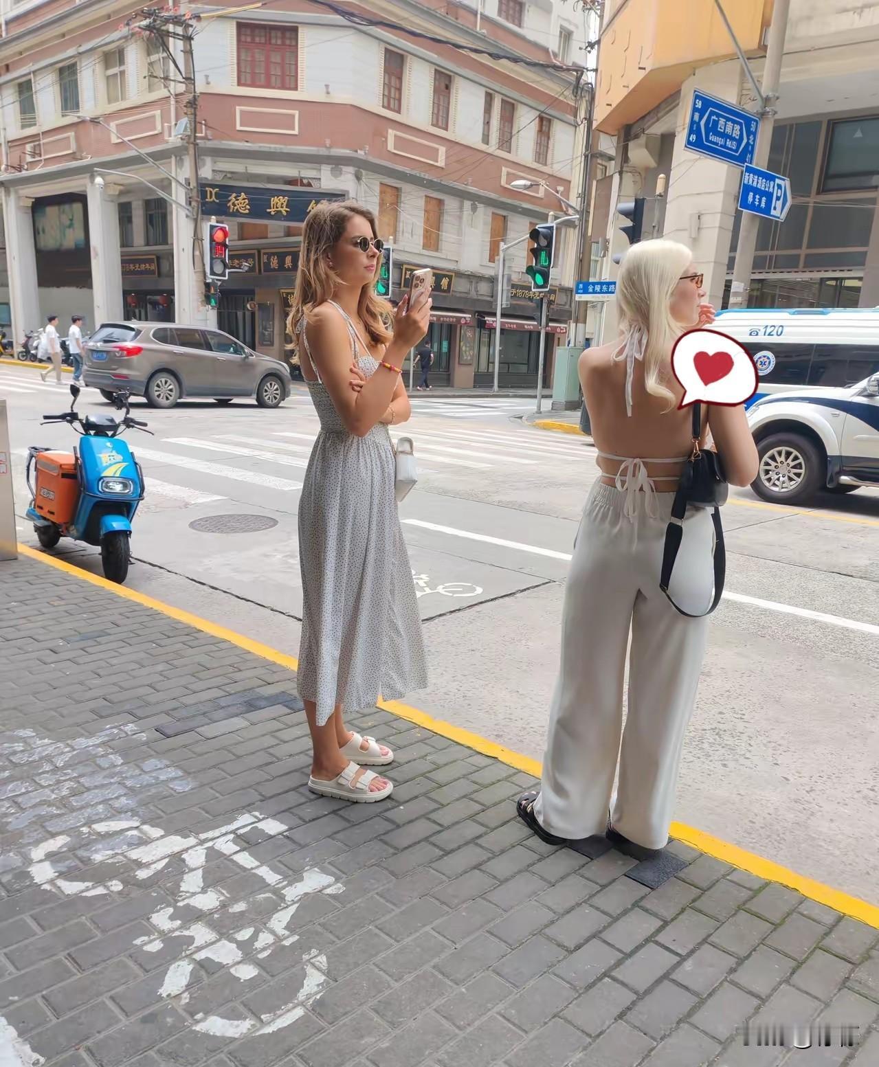 走在上海的大街小巷，
随处能见到打扮精致、风格新潮的外籍女生，穿搭前卫洋气，气质