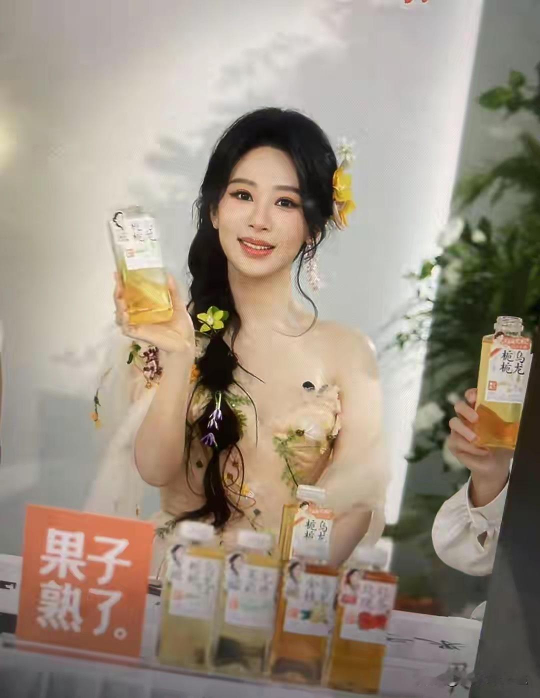 杨紫六一儿童节直播照，一袭花饰纱裙清新飘逸，像花园里的花仙子 
