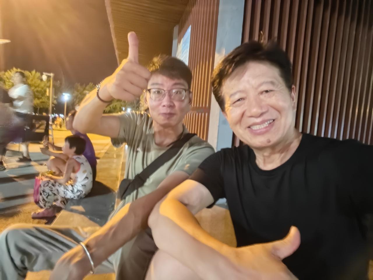 晚上与忘年交文友李萌相聚桃花岛游乐场，童声喧嚣正是我俩惯常精神状态，惺惺相惜近三