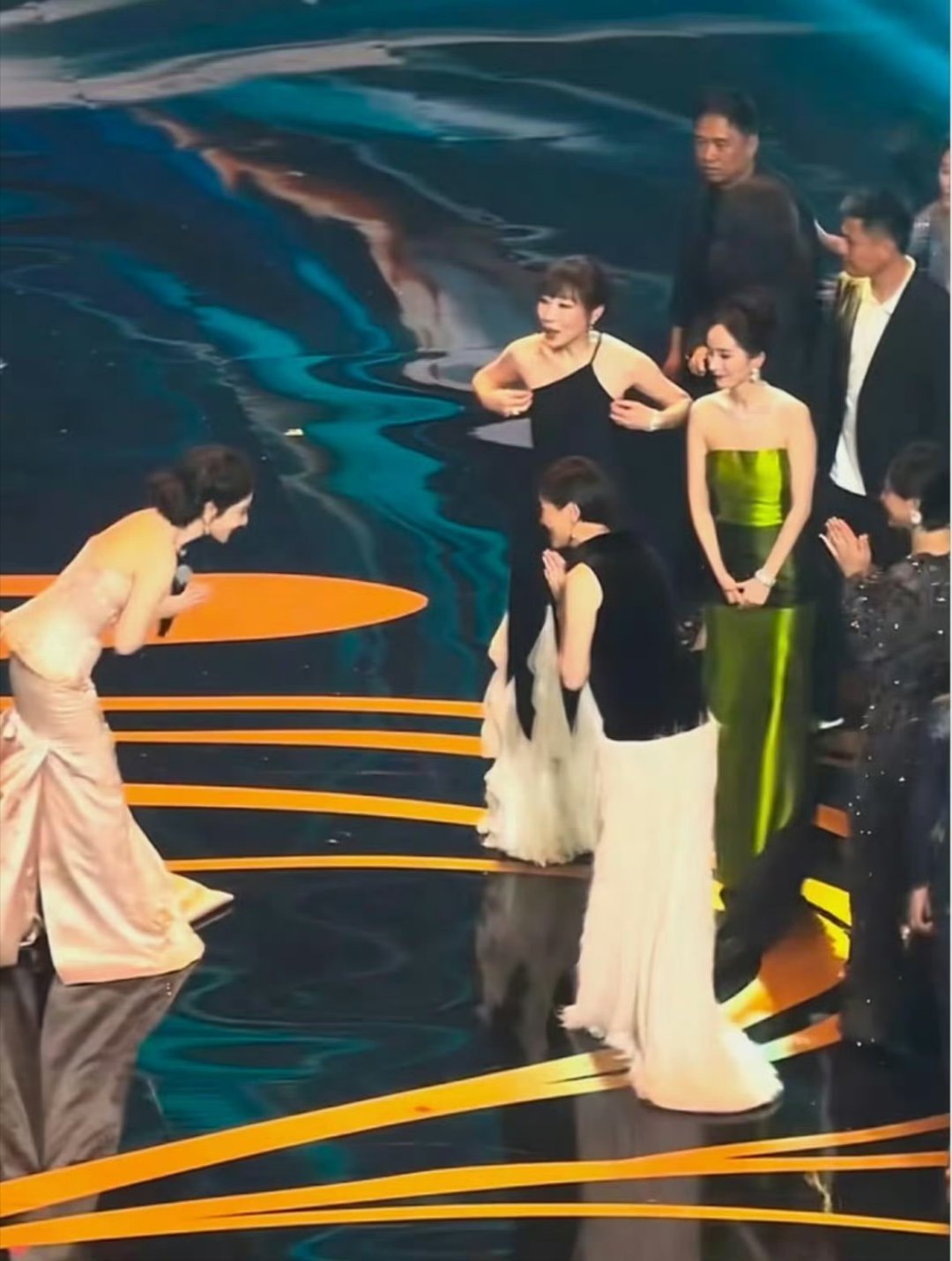 杨紫获奖孙俪吴越反应杨紫的魅力 由内而外，不愧是最佳演员，最优秀的女演员。 