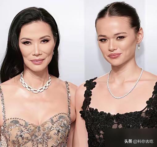 24岁的格蕾丝·默多克，在名利场派对的气场，硬是压过了亲妈邓文迪。
一身黑蕾丝