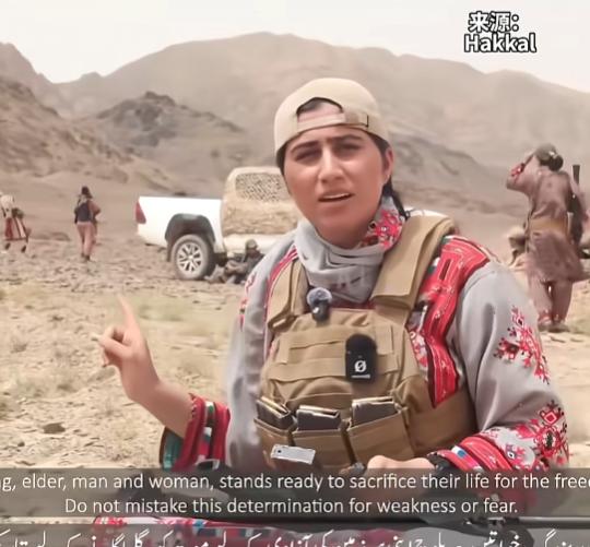 恐怖组织头一次公开女性武装训练画面，首位公开露脸的女头目也出来表态发声。这个长期