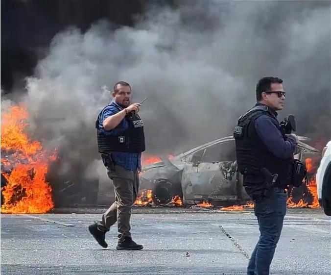 墨西哥毒枭被杀后的血腥报复：27名警察刚下车就被打成筛子，女队员抱着战友痛哭。