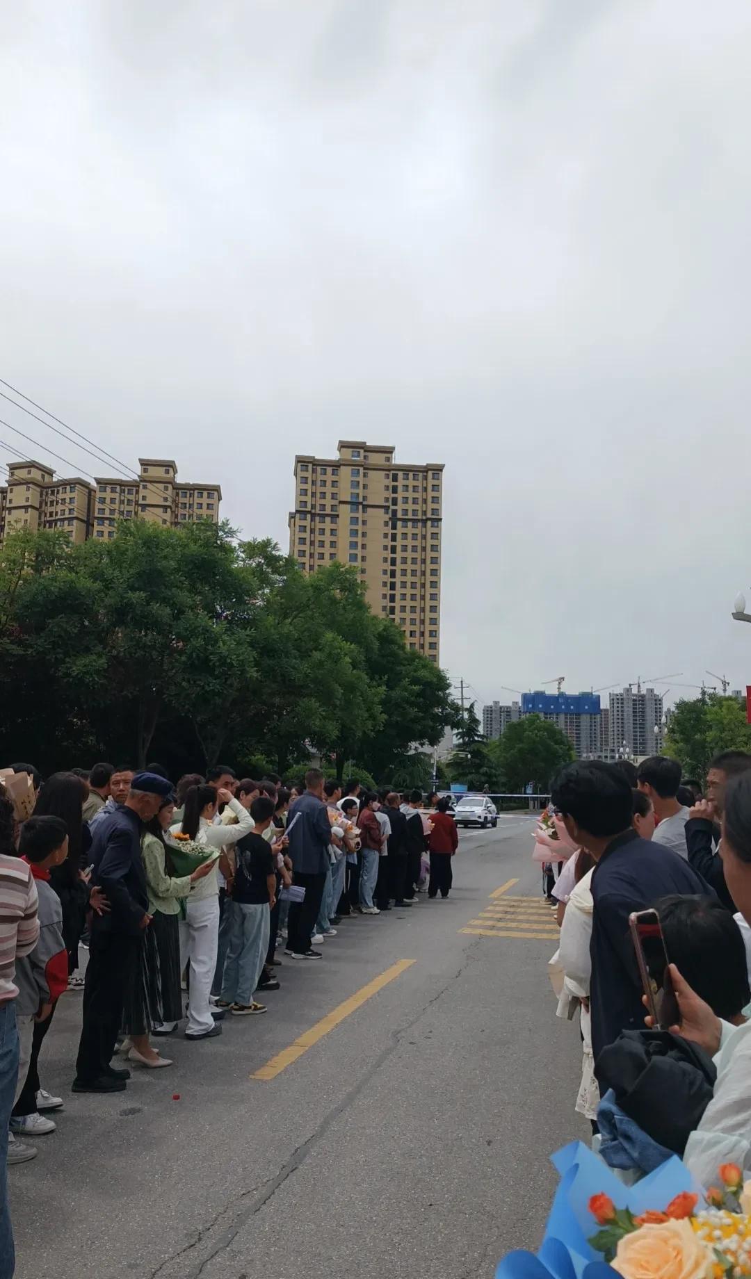 孩子摔门，是因为太闲了

不是青春期爆炸，是闲到只剩情绪

初二小宇写完作业就刷