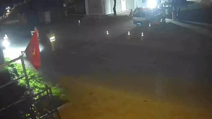 越南男司机携带6枚自制烟花慌张径直撞上交警
2月22日，交警部门表示， 越南富寿