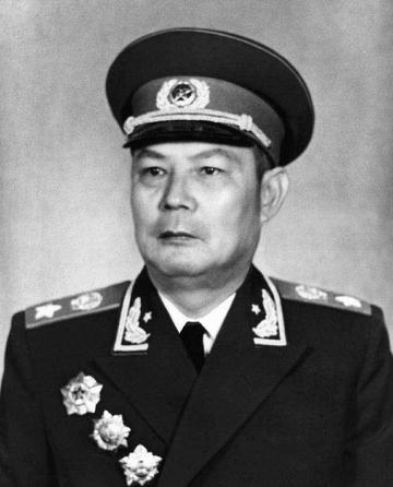 1939年他在深县杀了400名八路军战士，10年后坐进一辆"去见叶剑英"的轿车，