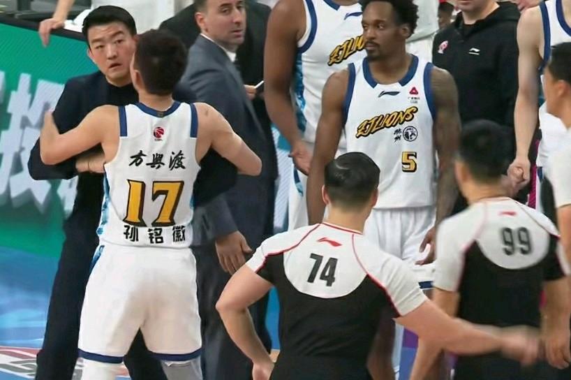 浙江广厦遭争议判罚，仍战胜北京！

布朗持球进攻被吹进攻犯规，看回放妥妥的阻挡犯