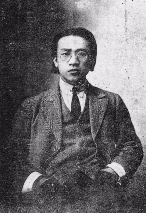 1907年，年仅7岁的男孩看着被村民五花大绑，即将带去“浸猪笼”的母亲，他当即跑