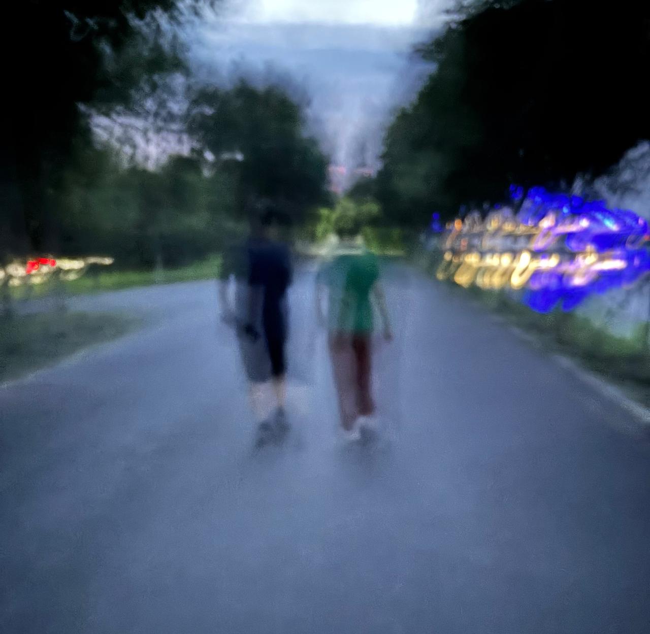 不知道大家发现这个规律没有，人一旦过了45岁就喜欢背着手走路。

以前我总以为是