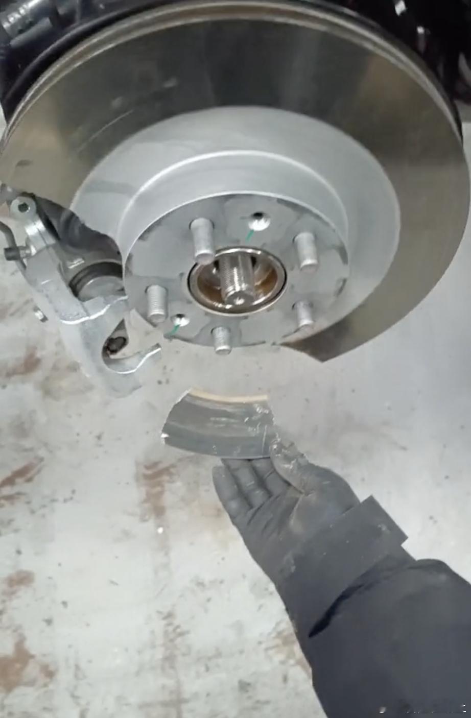 突然想到几个事民用车，民用刹车片，说难听点就是老百姓天天开的这一套如果遭遇了连续