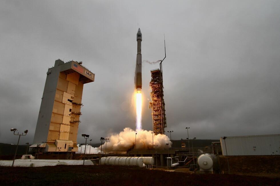 🇺🇸美联社报道，五名受邀前往加利福尼亚州范登堡太空军基地的记者和两名军事人员