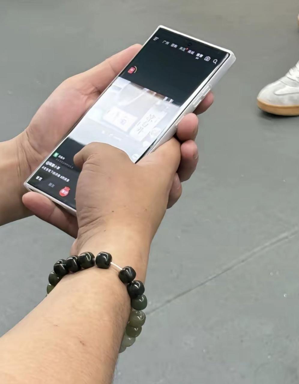 三星手机真的太有辨识度了，一眼就认出来了，这应该是S23 Ultra吧，因为我看