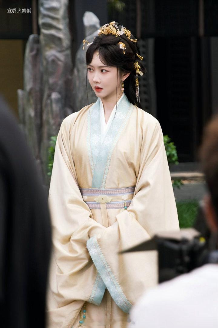 宣璐归良辰黄衣妆造宣璐归良辰上班路透 终于等到宣璐进组归良辰！这身黄衣造型太适合