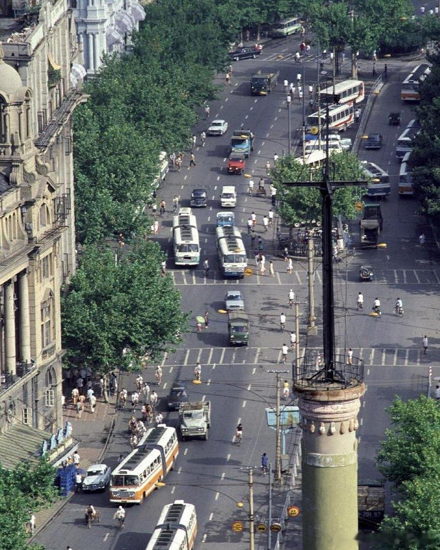 1985年，俯瞰上海外滩中山东路。摄影 曾湘敏老上海 ​​​
