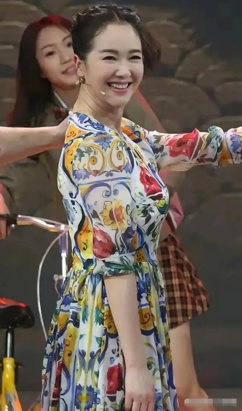 医美后的左小青，脸上虽然没有一丝岁月的痕迹，但是显得僵硬不自然，缺少了独属于左小