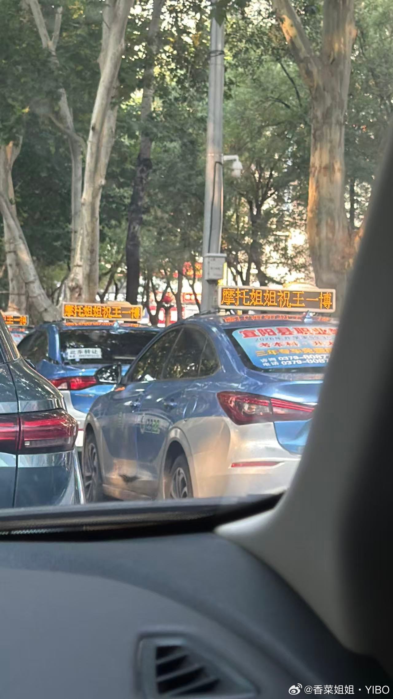 有爱真的了不起，八月五日洛阳街头遇见出租车顶灯全程亮起祝福这是摩托姐姐给王一博的