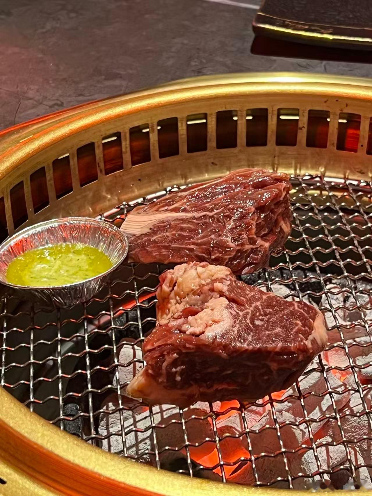 小孩放高考假，好久没有一家子来吃烤肉了。只是年龄来了，吃肉吃不了多少就饱了。
