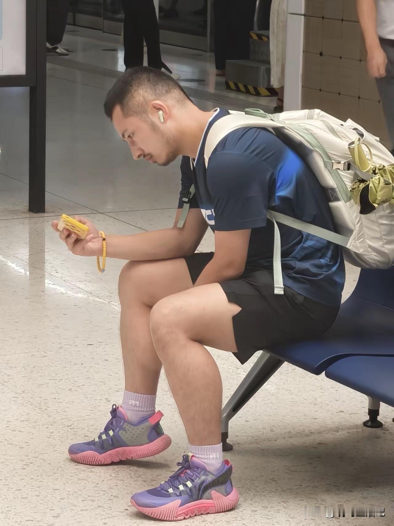 等待坐车的小哥，太帅了。