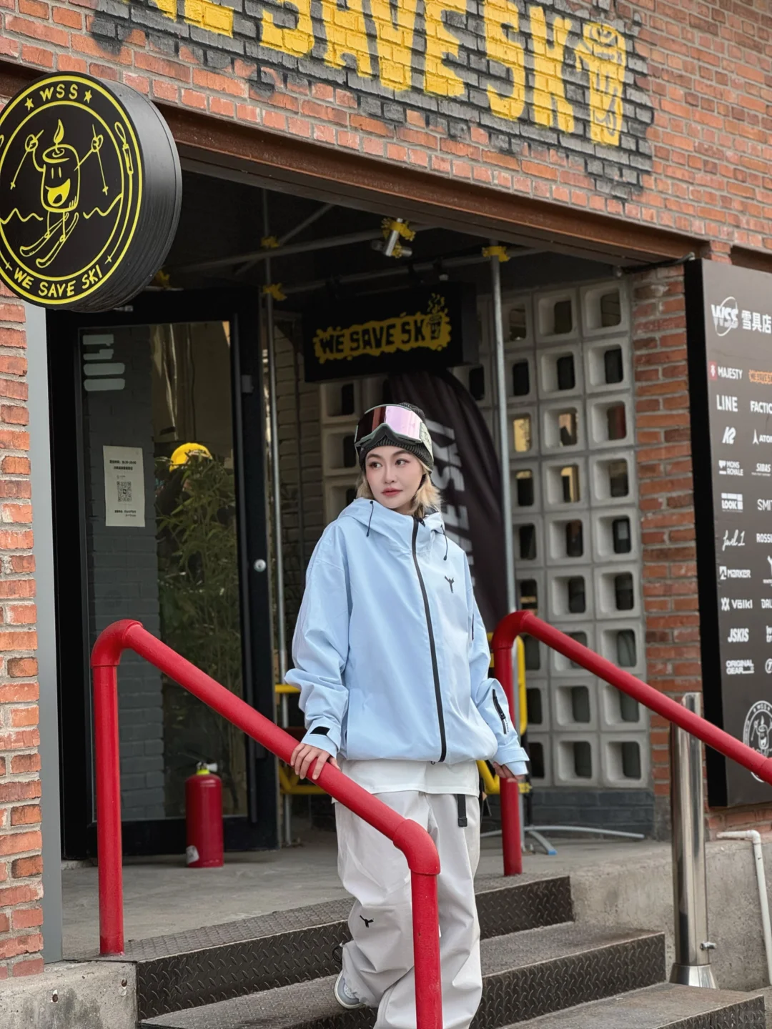 还没开板的她…只能先逛雪具店🤯