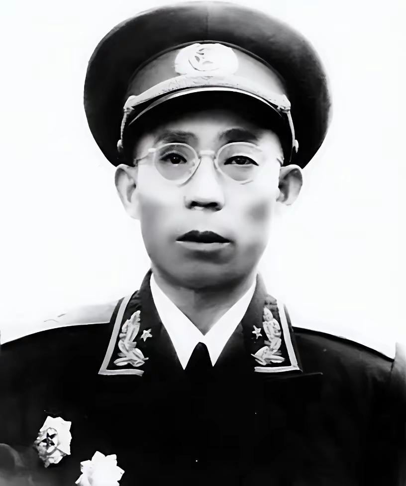 1936年，松潘草地深处，秋风萧瑟，一个红军团长被五花大绑，即将处以极刑。

在