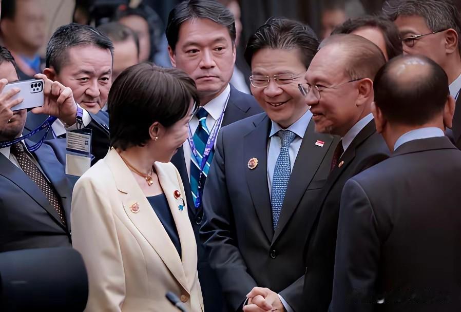 最近新加坡总理黄循财在中日矛盾里站边日本，说中国该对日本大度点，还让东南亚放下历