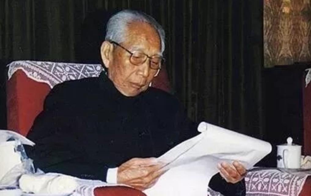 1952年，中央对王震违背毛主席的行为，进行了严厉的批评，并撤销了他在新疆的所有