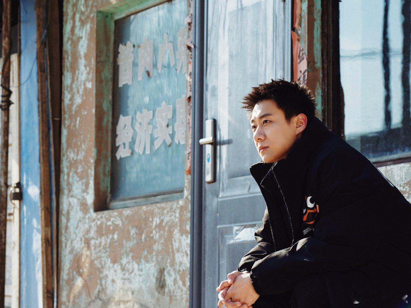 高至霆我理想的东北糙汉男友 高至霆这组写真看得人心动！不是那种精致的帅，是冰天雪