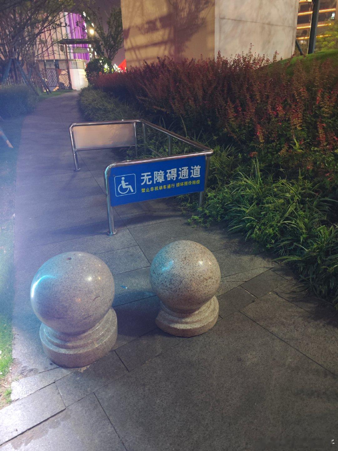 简直是装置艺术作品。 