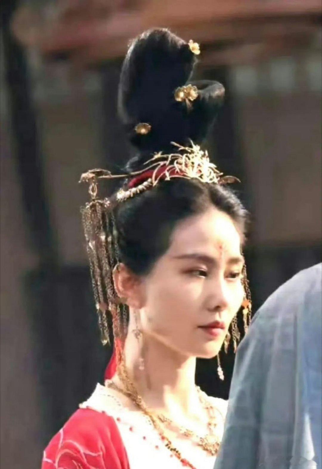 冲浪看到刘诗诗照片[允悲][允悲][允悲]脸被推的好搞笑啊，大家快看[666] 