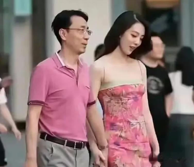 成都街拍真的厉害！本来是街拍以为是“恩爱夫妻”，谁知是大瓜！
6月7日，网传一位