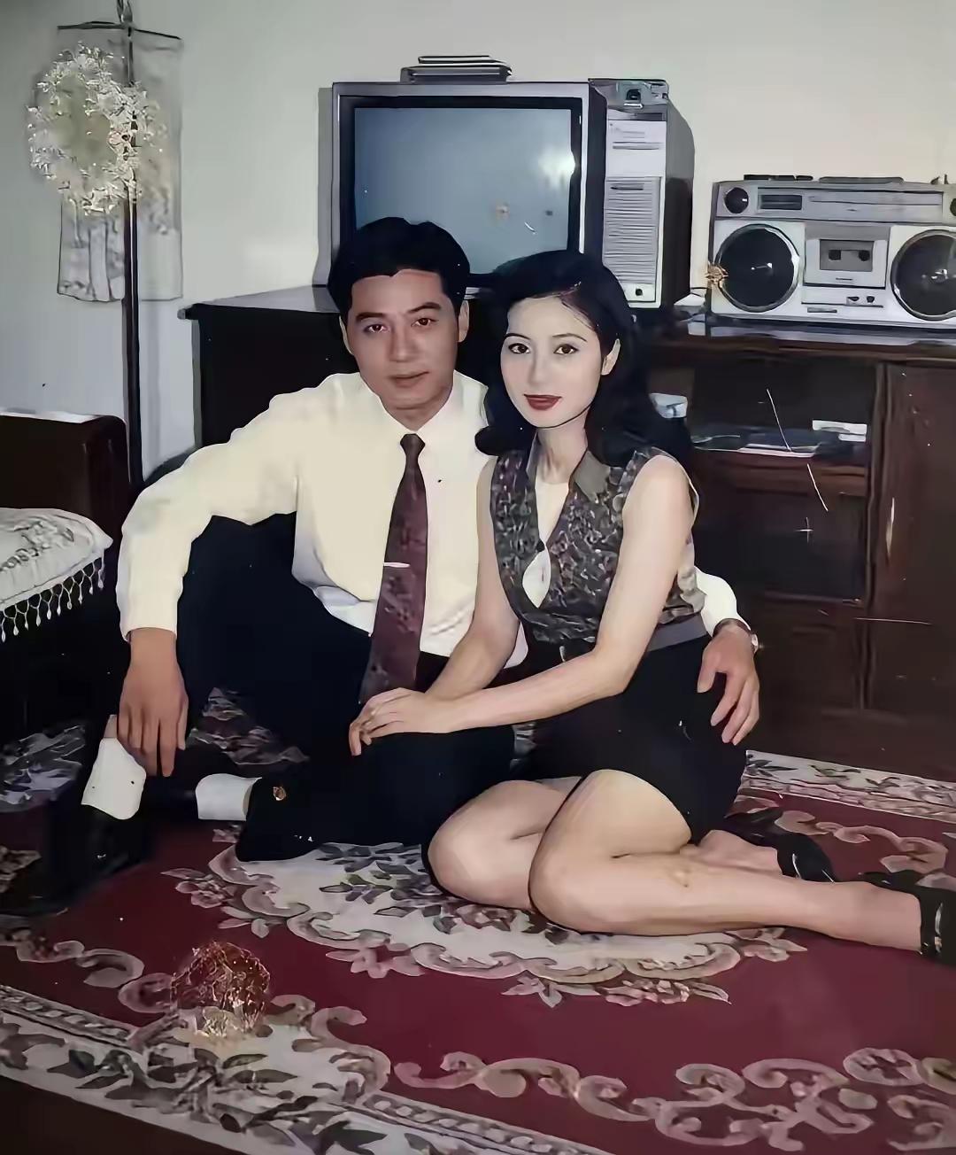 一张上世纪90世纪刚结婚的洞房照，非常的漂亮，俊男、美女、电视、录音机、婚床，在