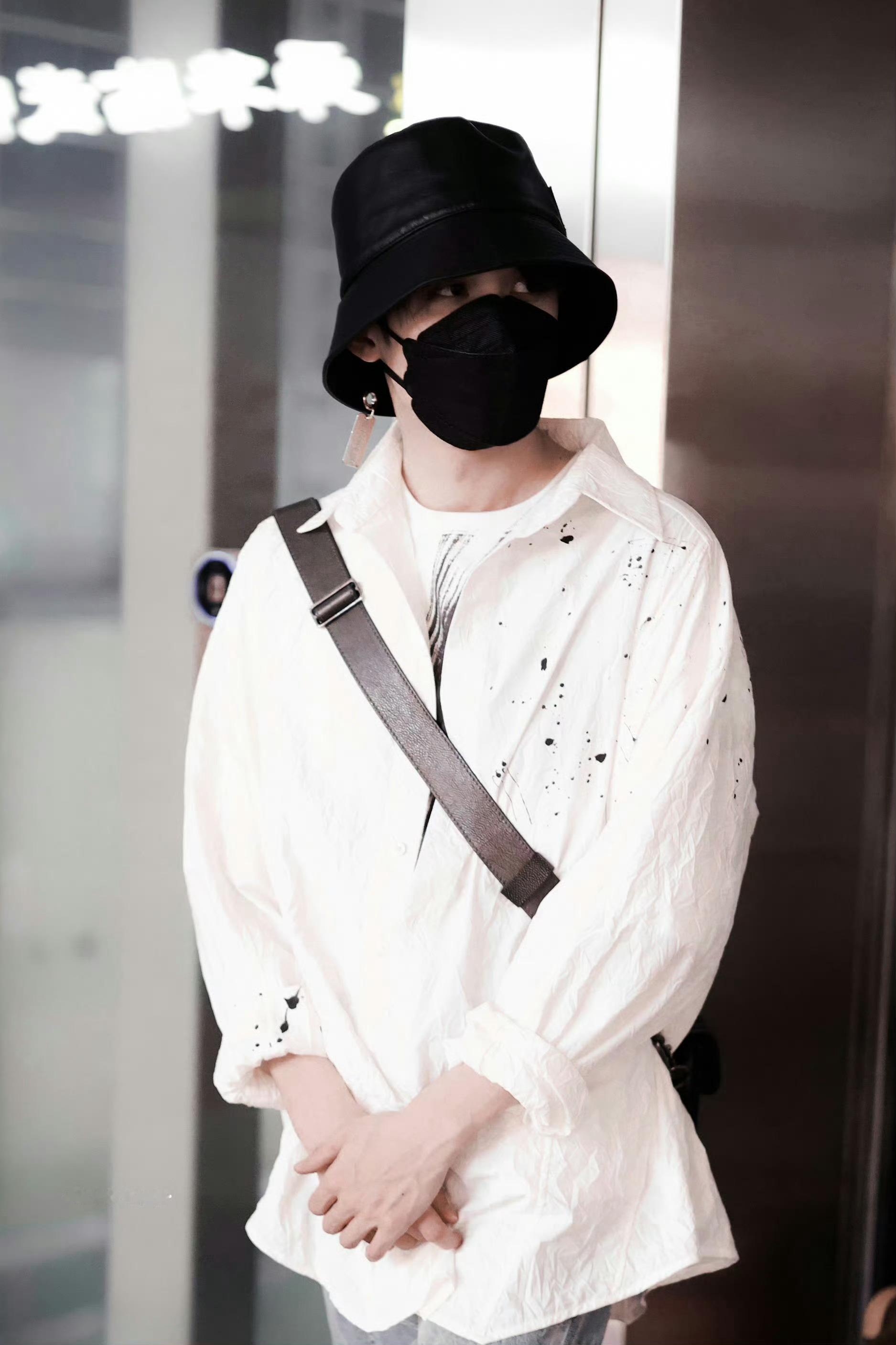 檀健次李亦非 tjc 檀健次爱情有烟火我们檀健次也太会穿舒服休闲风了 宽松衬衫加