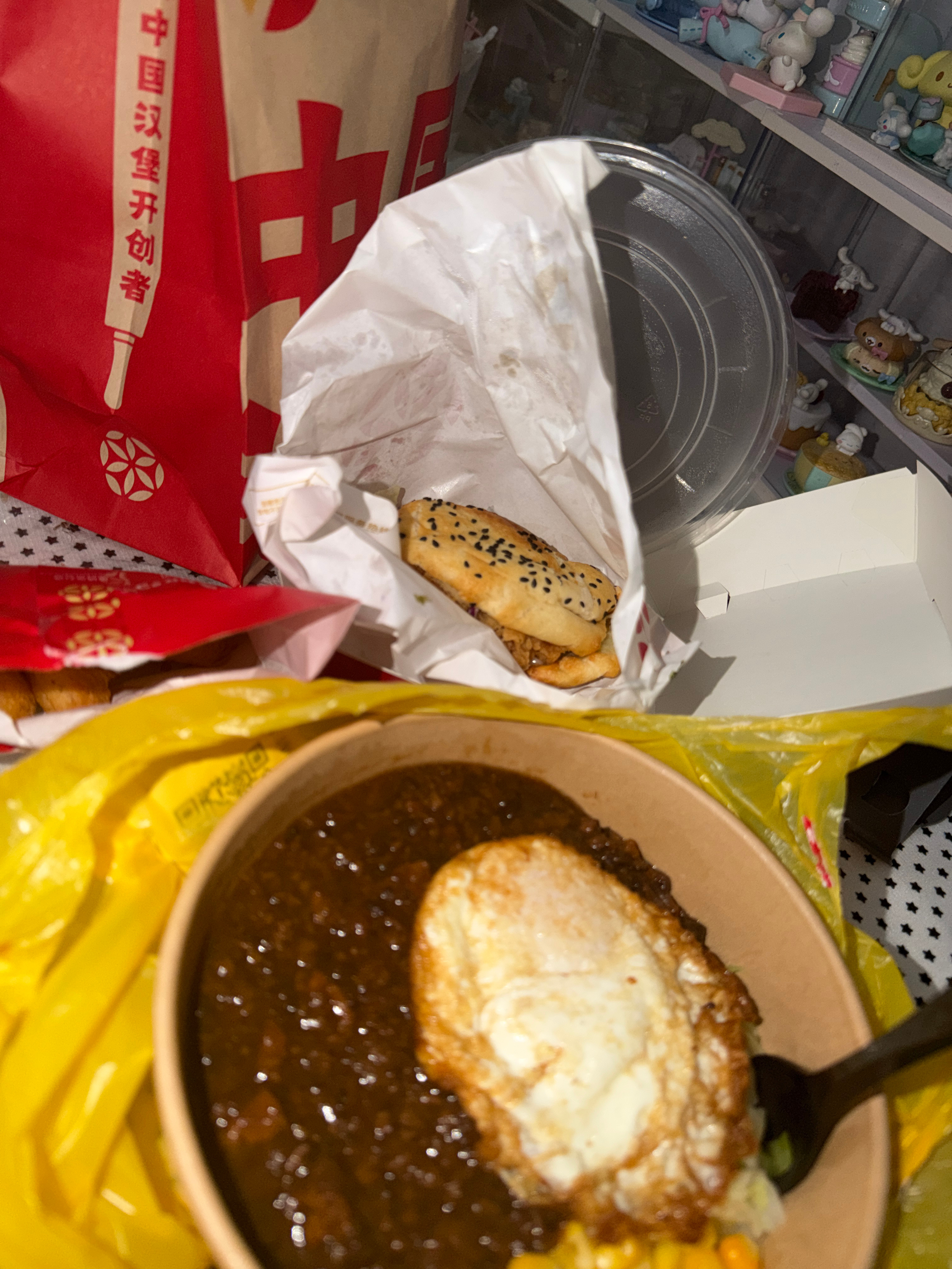 一到半夜邪恶的第二人格就开始给根本不饿的自己点外卖 她一直在害我[微笑] ​​​