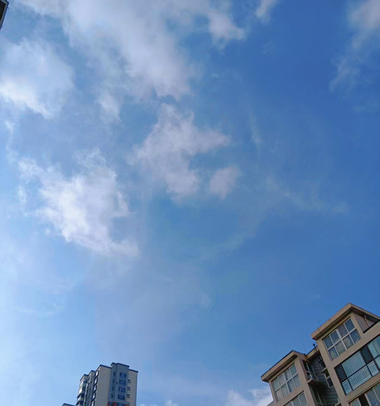 分享一张你最近随手拍的天空哈哈哈哈哈！天空特别美