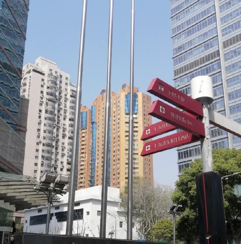 老上海人都知道，过去普陀区的人去黄浦区叫：“去上海。”
黄浦区的人在外滩会指着黄