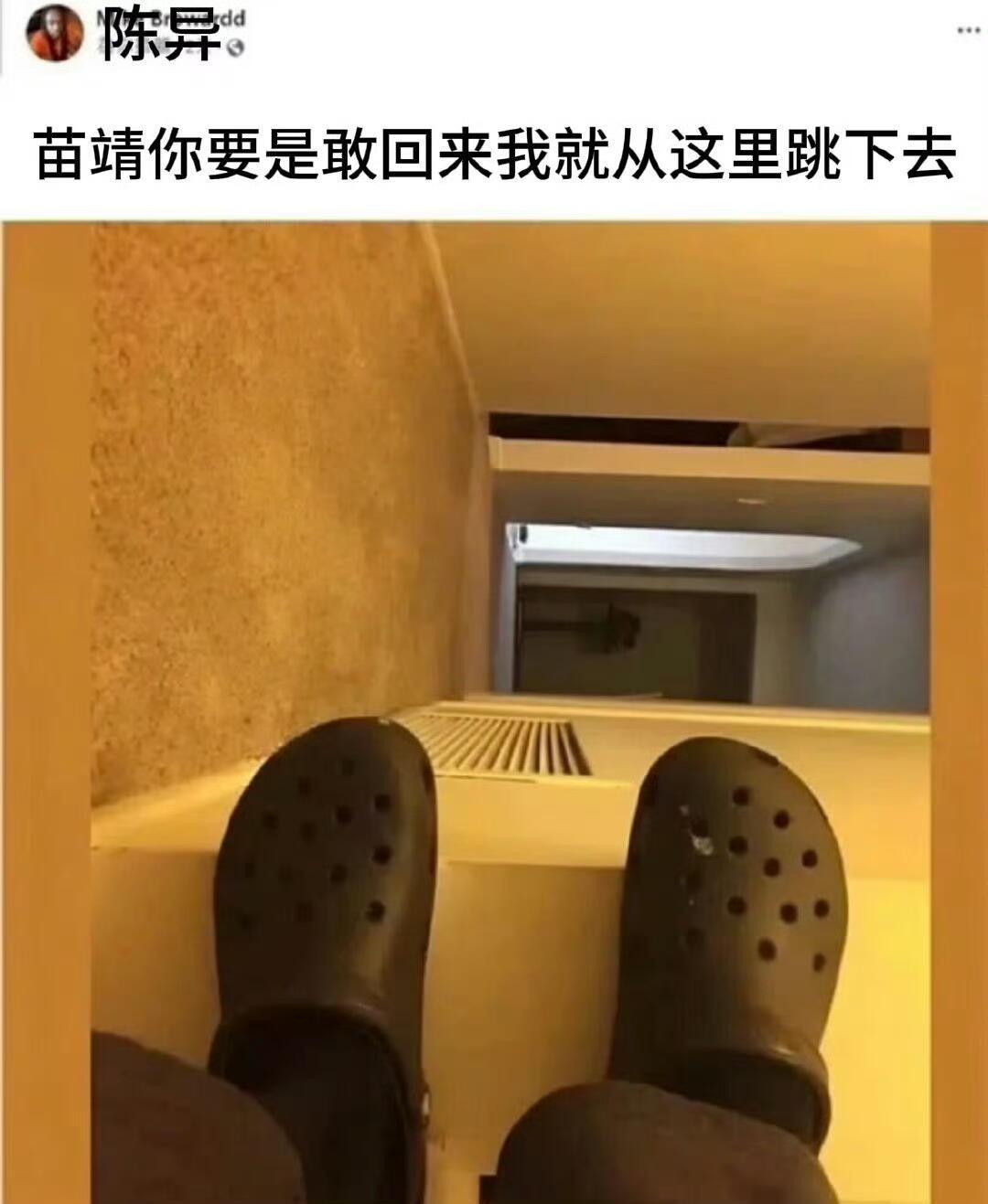 被这两张meme笑得要死。。。 
