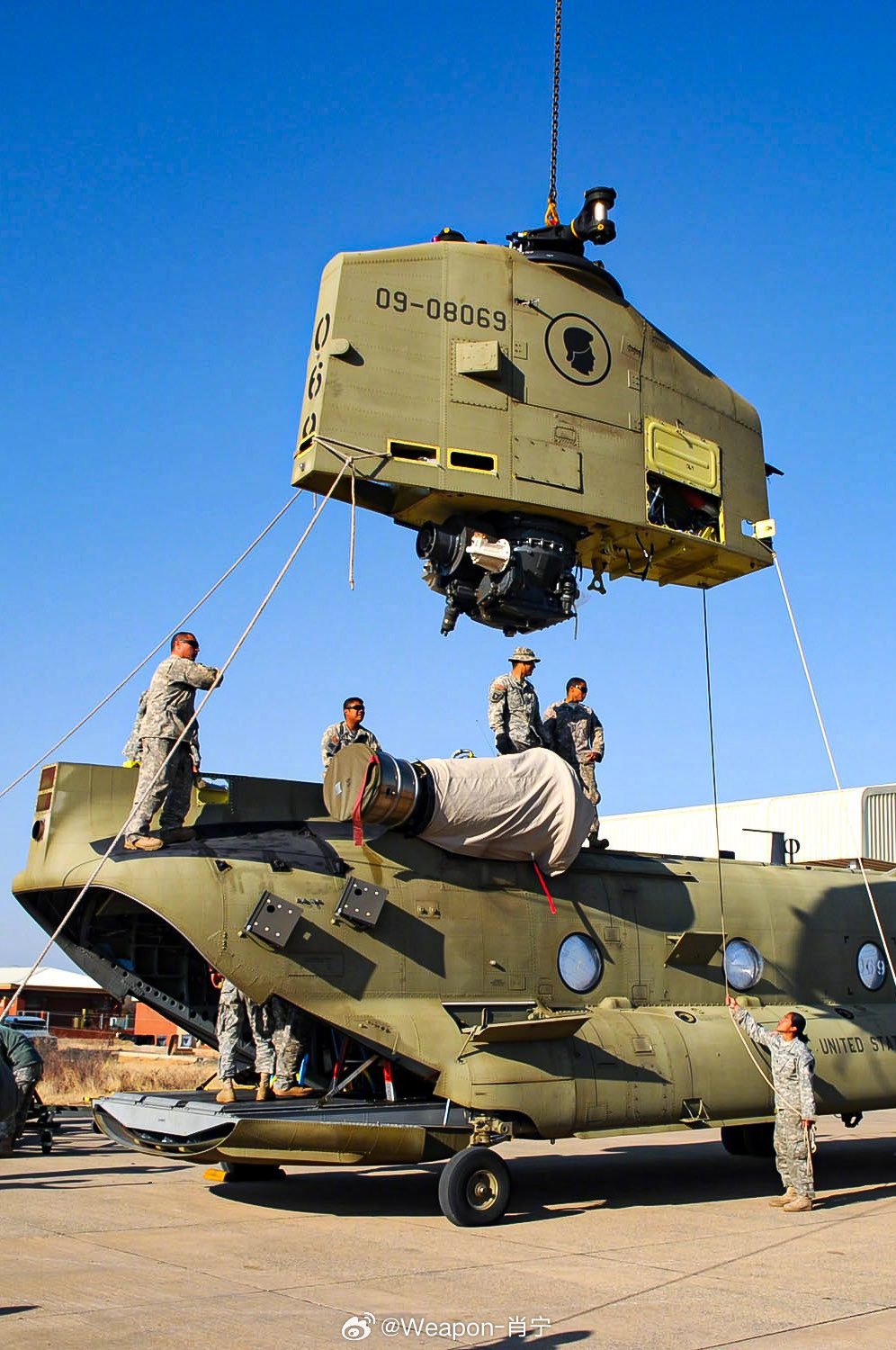 #兵器影像[超话]# 原来支奴干的后部发动机机舱的隆起部分打开是这样的啊 ​​​