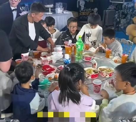 近日，安徽马鞍山一对新人结婚酒席现场，单独给小朋友们准备了2桌肯德基，小朋友们也