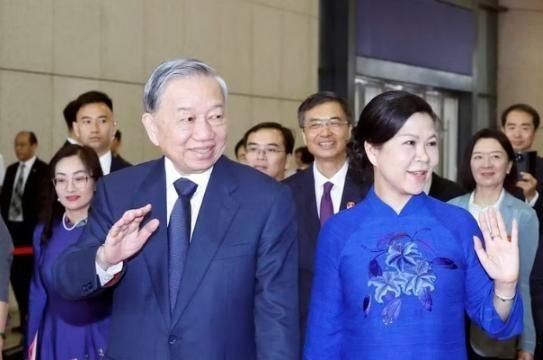 摊牌了！苏林前脚刚登上回国的火车，后脚中越联合声明就砸下来，铁路、矿产、核安全、