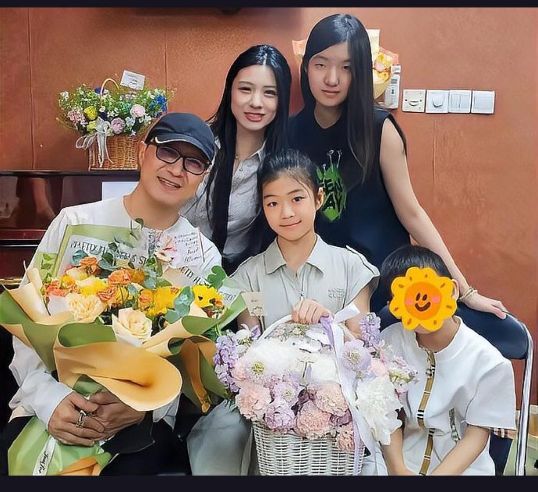 四个孩子三个妈，汪峰晒出的全家福却亲如一家，这背后究竟有何秘诀？
近日，歌手汪峰