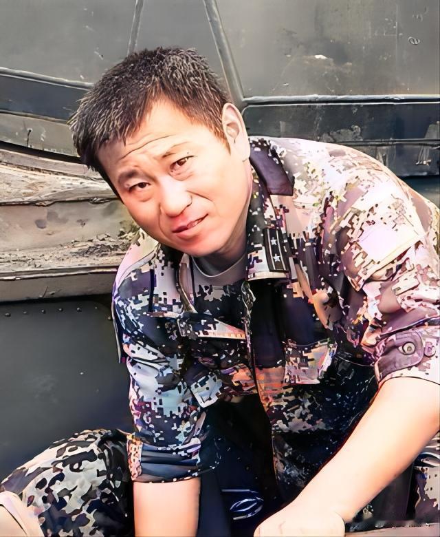 2010年，一辆步战车发生故障，厂家维修要20万。忽然，人群中喊了一声：“两块五