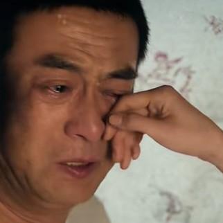 央视热播剧《主角》中，胡三元因在监狱里表现得好，减了刑。被释放后，他首先到了小钉
